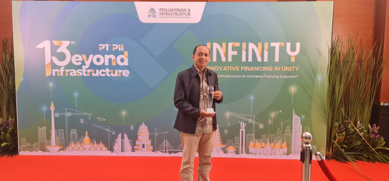 PT Jogjasolo Marga Makmur menjadi salah satu badan usaha yang meraih penghargaan dari PT Penjamin Infrastruktur Indonesia (Persero) (PII) sebagai The Best support For Innovative Financing Ecosytems sebagai Kategori Badan Usaha, mewakili PT JMM hadir General Manager Teknik Tutus Trihandoko untuk meneria penghargaan tersebut.