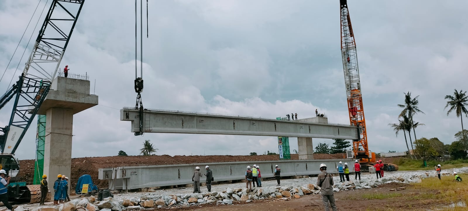 20 Januari 2025 telah dilakukan Erection Girder perdana di Paket 2.2 di lokasi Pier 5-Pier 6 Ramp 3 Junction Sleman, erection girder perdana ini menjadi langkah penting dlam proses pembangunan infrastruktur strategis menandai kemajuan signifikan untuk menghadirkan konektivitas yang lebih baik di Jogyakarta dan sekitarnya.