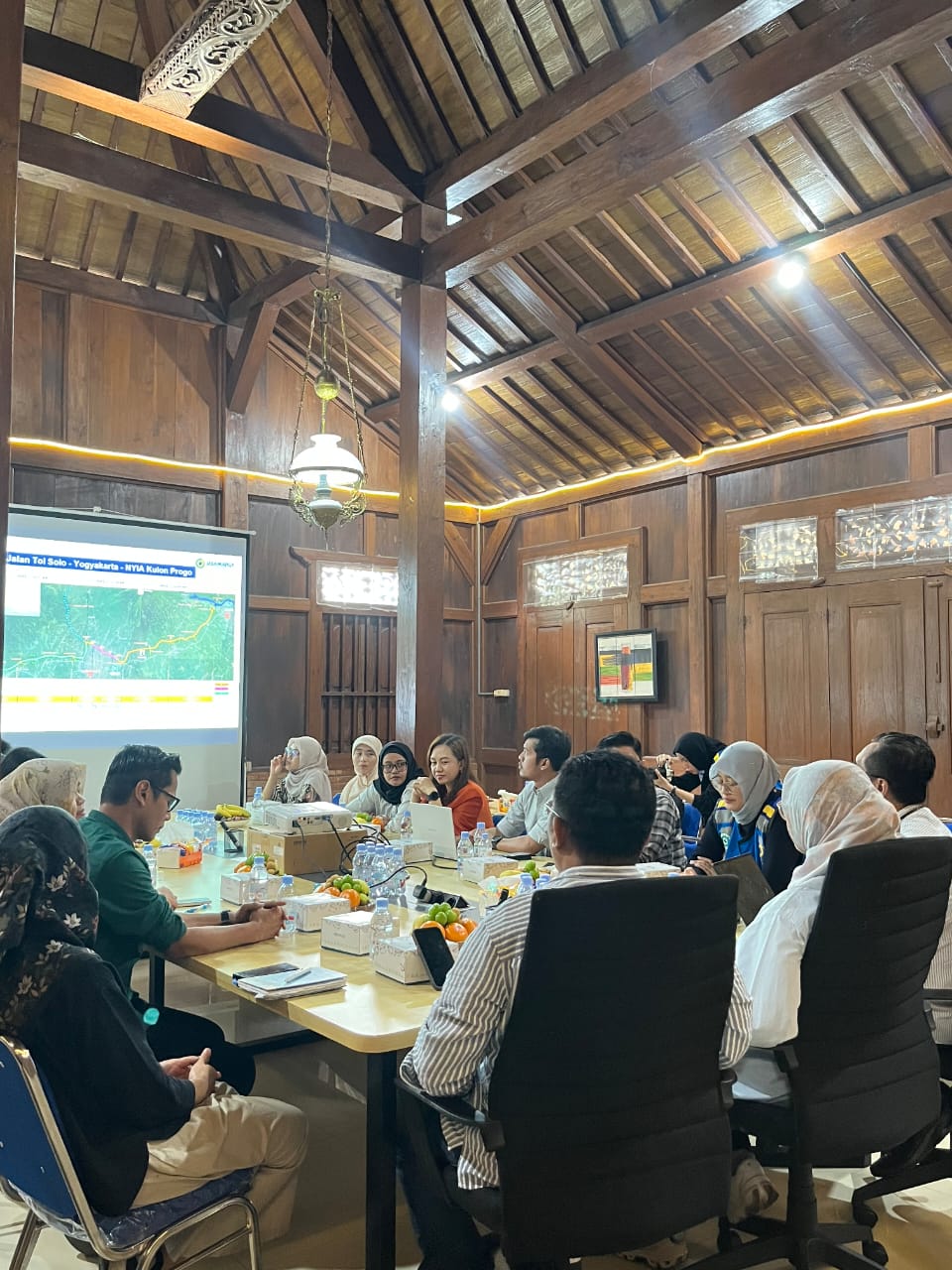 Direktur Keuangan PT Jasamarga Jogja Solo Yhanni Haryanto di dampingi Pimpinan Proyek paket 2.2 Trihanggo - Junction Sleman memberikan paparan progres  terkini