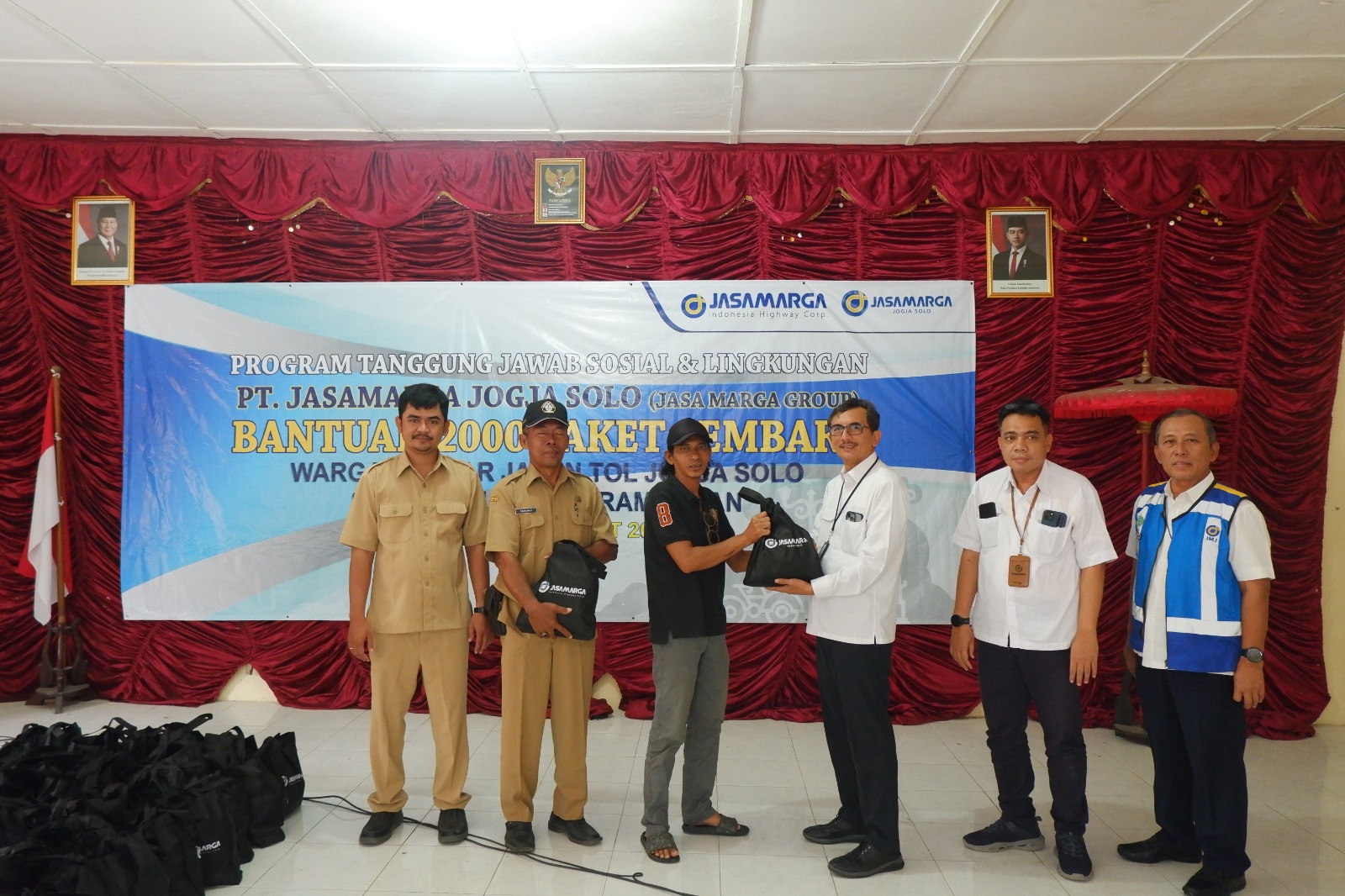 Direktur Keuangan & Umum PT Jasamarga Jogja Solo Yhanni Haryanto menyerahkan secara simbolis kepada perwakilan warga 