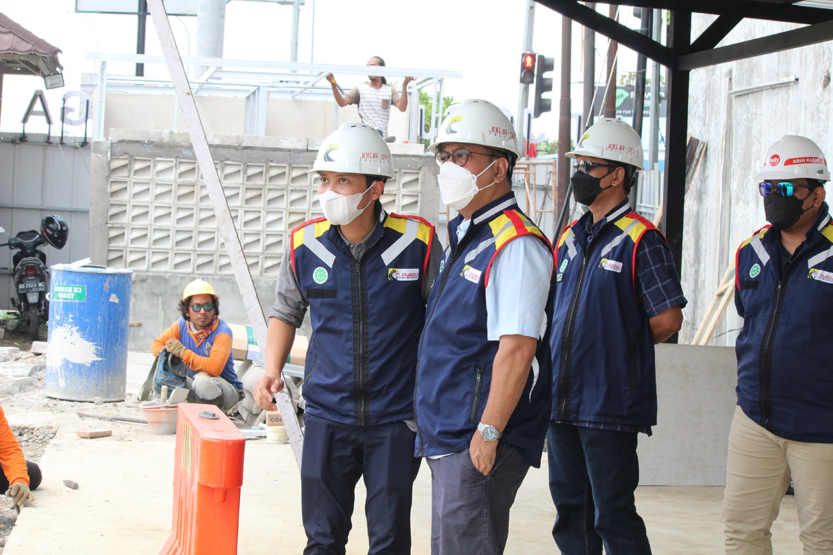 Direktur Utama PT Jogjasolo Marga Makmur (JMM) Adrian Priohutomo, Direktur Teknik JMM Pristi Wahyono, Pemimpin Proyek beserta Tim yang didampingi oleh Penyedia Jasa Konstruksi Jalan Tol Solo – Yogyakarta – Kulon Progo untuk Seksi 1 Paket 1.1 (Kartasura – Klaten) PT Adhi Karya (Persero), Tbk menyaksikan langsung pelaksanaan Erection Girder (instalasi balok jembatan) perdana di Jembatan Ngasem (STA 0+500). 