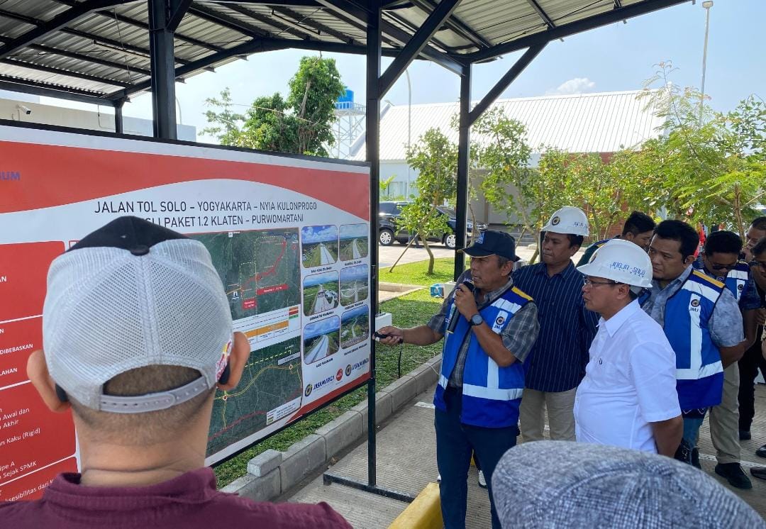 Direktur Teknik PT Jasamarga Jogja Solo melakukan paparan progres yang sudah berjalan /dikerjakan