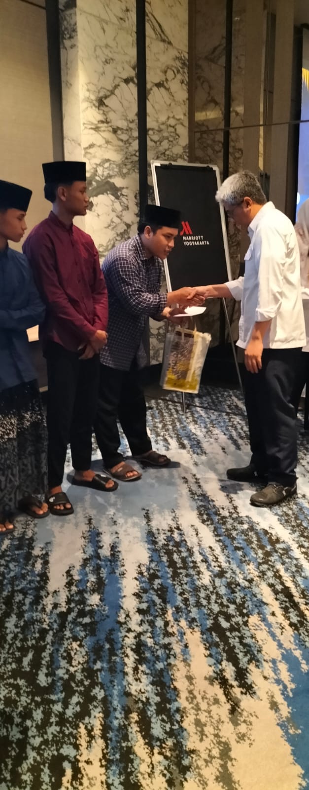 Komisaris Utama memberikan langsung berupa bingkisan dalam acara tersebut