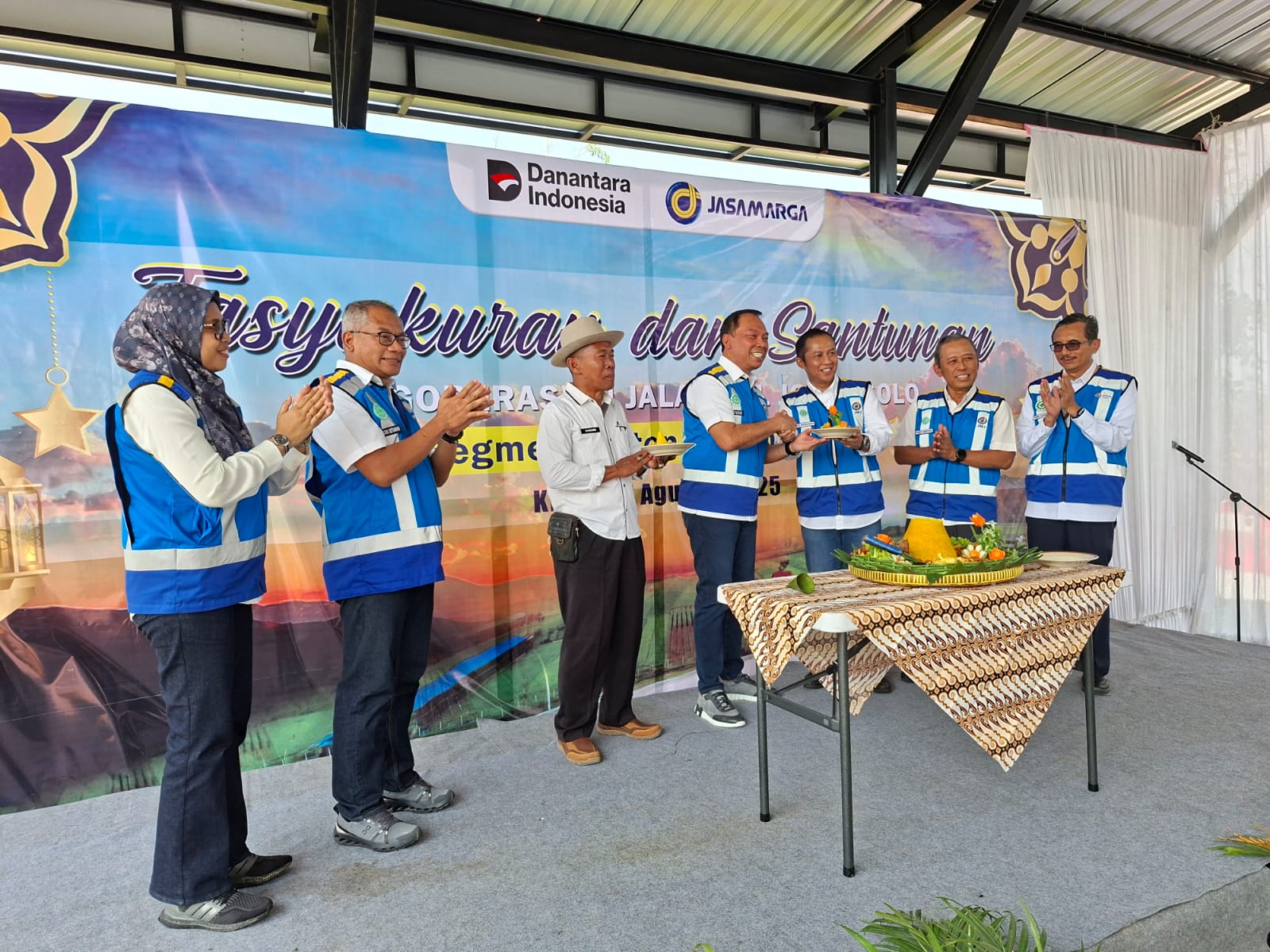 pemotongan tumpeng sebagai rasa syukur oleh Direktur Utama PT Jasa Marga (Persero) Tbk yang diberikan kepada Direktur Utama PT Jasamarga Jogja Solo 