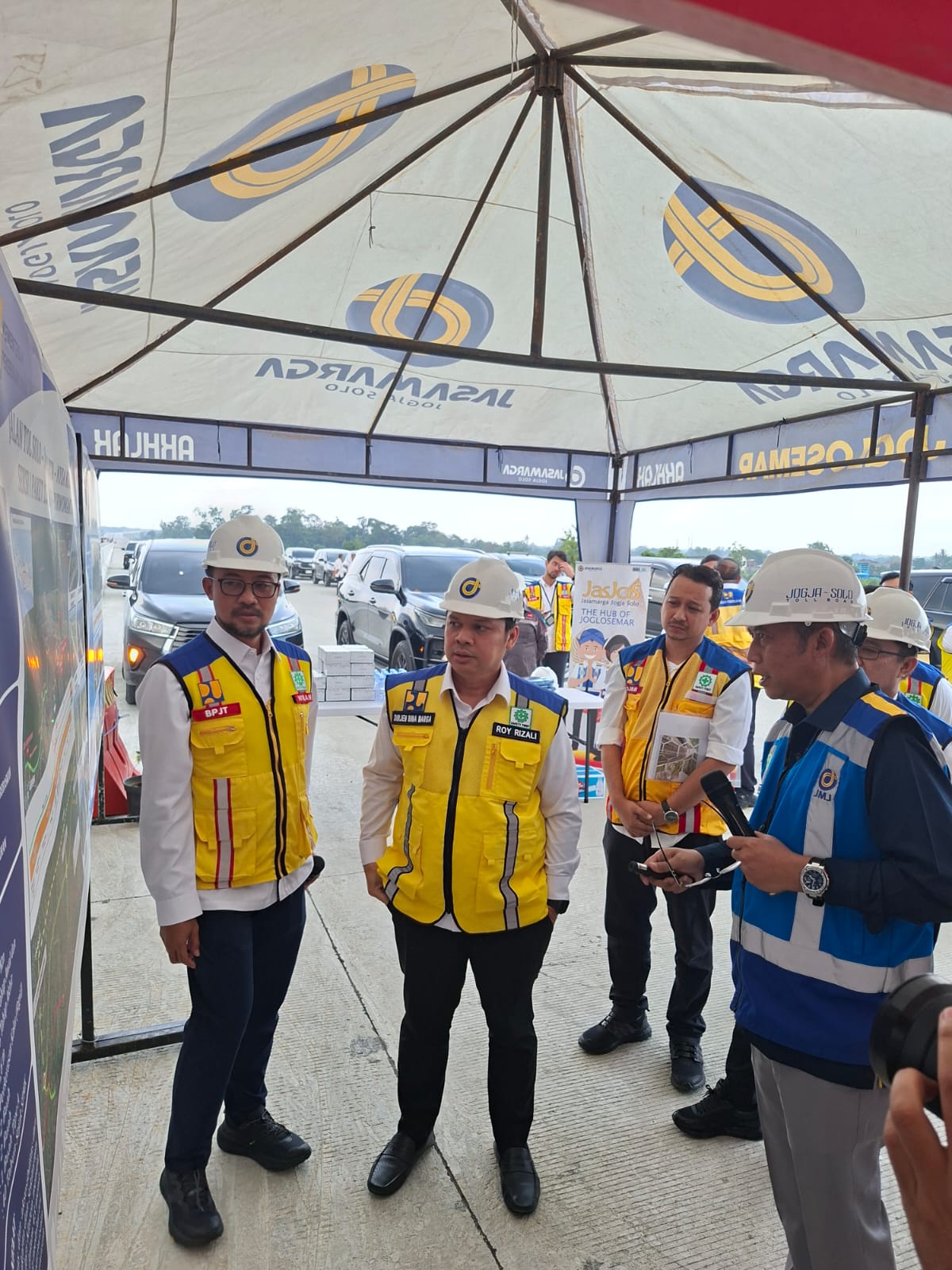 Direktur Utama PT Jasamarga Jogja Solo menjelaskan  progres yang sudah berjalan / yang sedang dikerjakan 