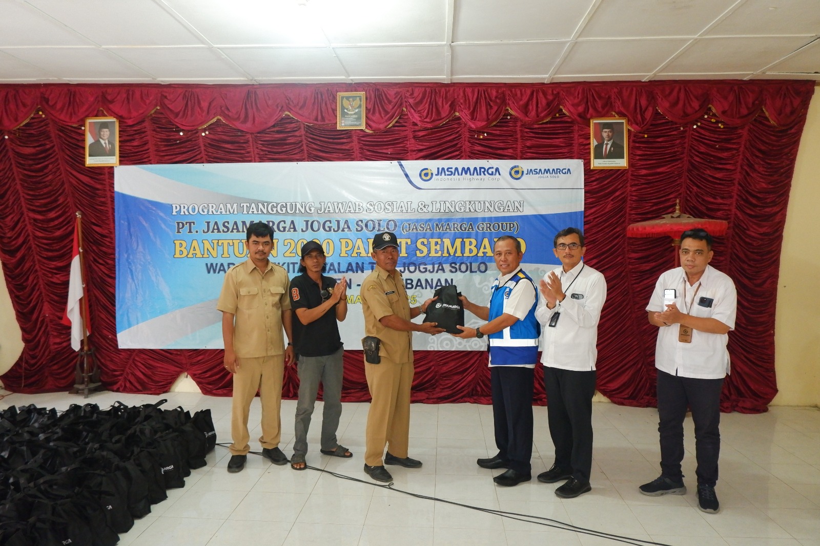 Direktur Teknik PT Jasamraga Jogja Solo menyerahkan secara simbolis kepada kepala Desa Dompyongan 