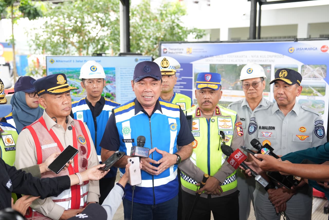 Direktur Utama PT Jasa Marga (Persero) Tbk bersama Kepala Kepolisian Lalu Lintas Polri serta Pimpinan Jasa Raharja melakukan kunjungan kerja ke Proyek Jalan Tol Solo-Yogyakarta-NYIA Kulonprogo untuk memastikan kesiapan Jalan Tol Fungsional Prambanan-Purwomartani.
