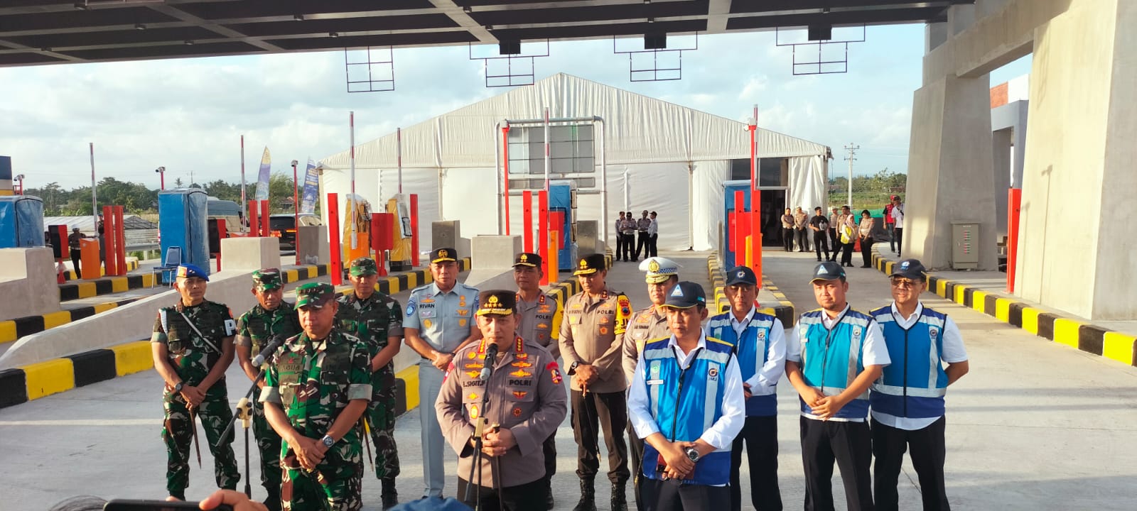 kunjungan Kapolri dan Panglima TNI dalam rangka mengecek persiapan fungsional Nataru di jalan tol Solo Yogyakarta NYIA Kulon Progo segmen Klaten Prambanan
