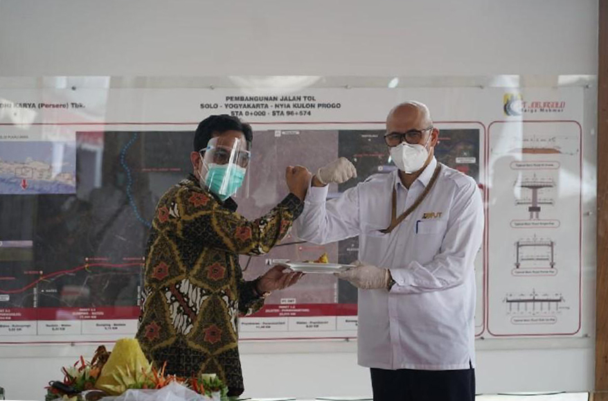 Direktur Utama PT JMM, Bapak Adrian Priohutomo dan Kepala Badan Pengatur Jalan Tol (BPJT), Bapak Danang Parikesit
