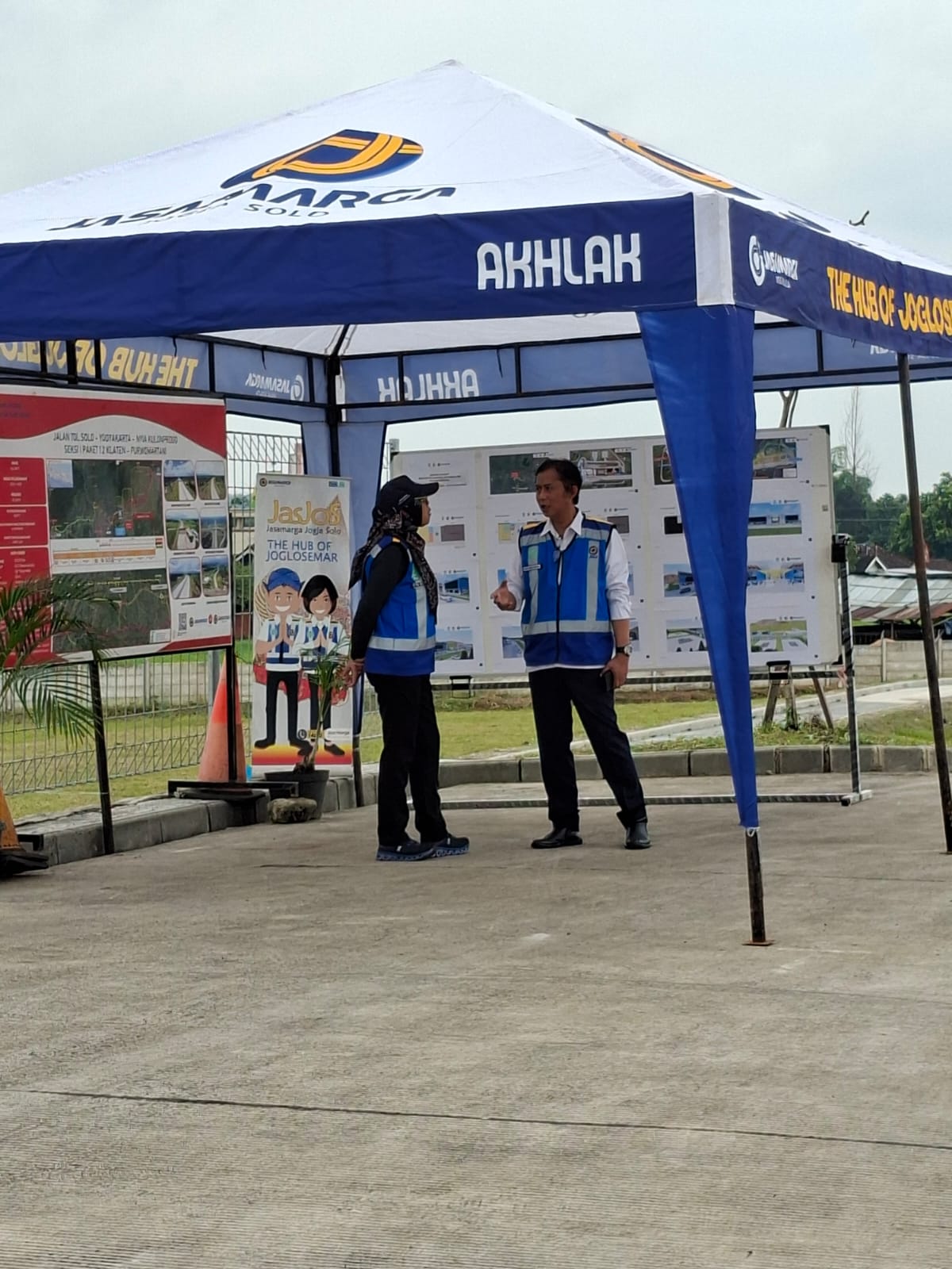 Direktur Operasi Jasa Marga menerima penjelasan dari Direktur Utama PT JMJ