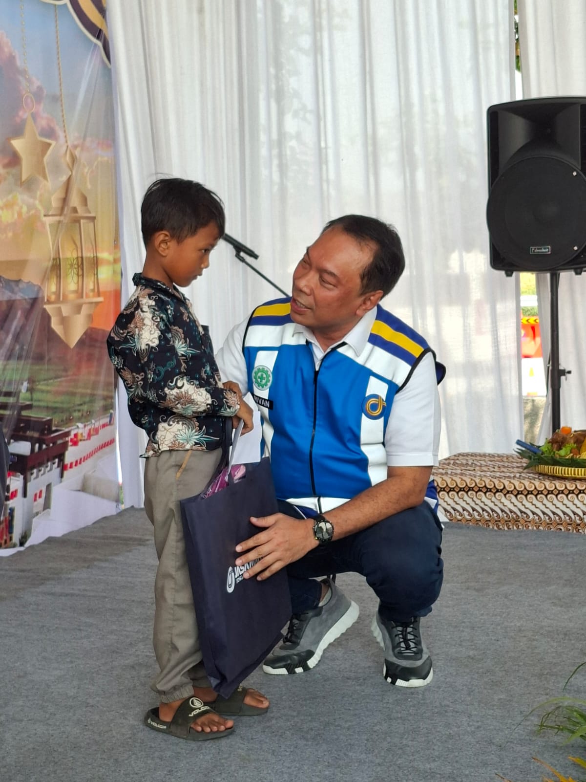 Direktur Utama PT Jasa Marga melakukan tanya jawab dengan salah satu penerima santunan