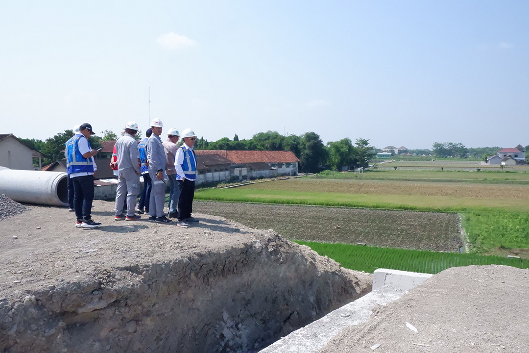 Tinjauan progres lapangan didampingi oleh penyedia jasa