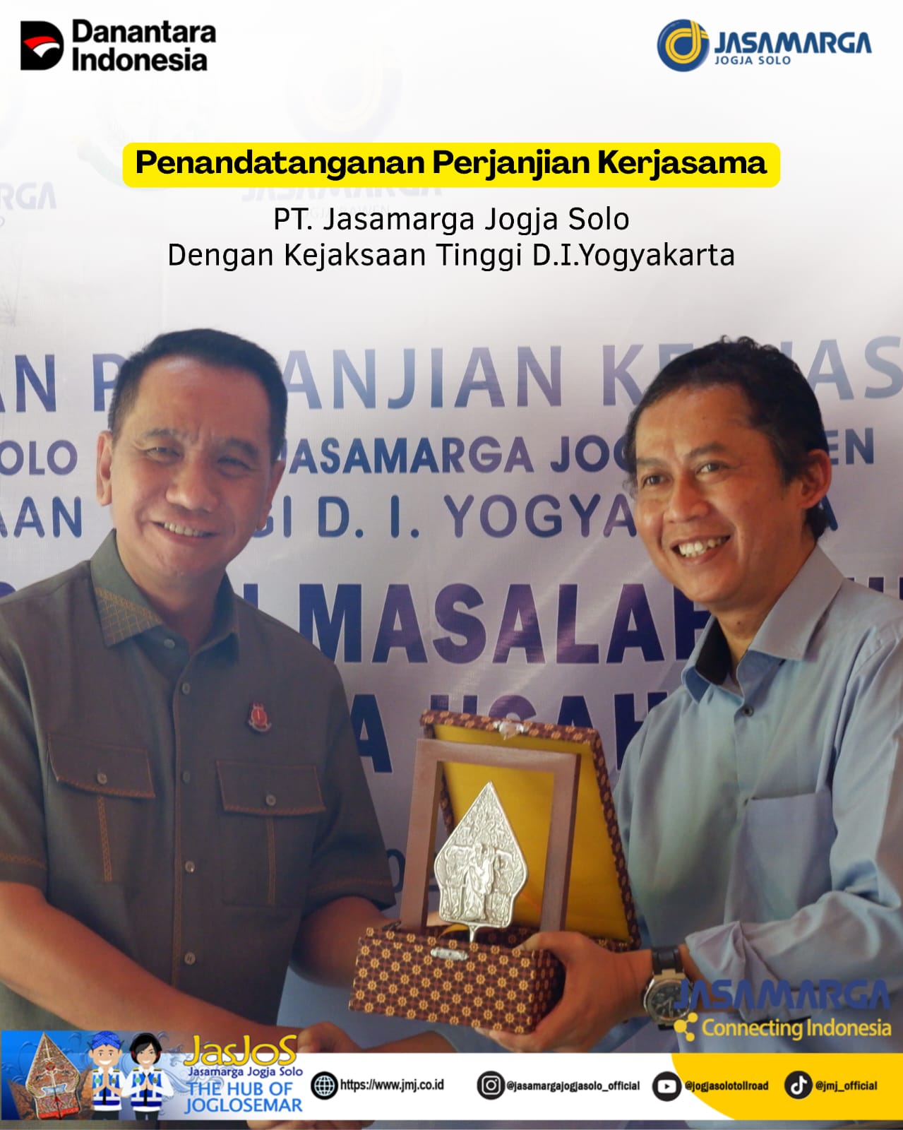 Penyerahan cinderamata dari Direktur Utama PT Jasamarga Jogja Solo kepada Kepala Kejaksaan Tinggi DIY sebagai bentuk terimakasih & dukungan dalam pelaksanaan Pembangunan Proyek Jalan Tol Solo Yogyakarta NYIA Kulon Progo