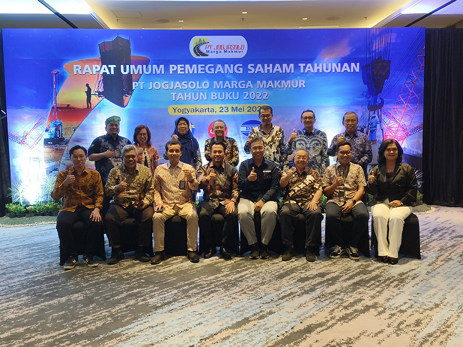 Sesi Foto bersama Pemegang Saham atau Perwakilan Pemegang Saham, Dewan Komisaris serta Direksi