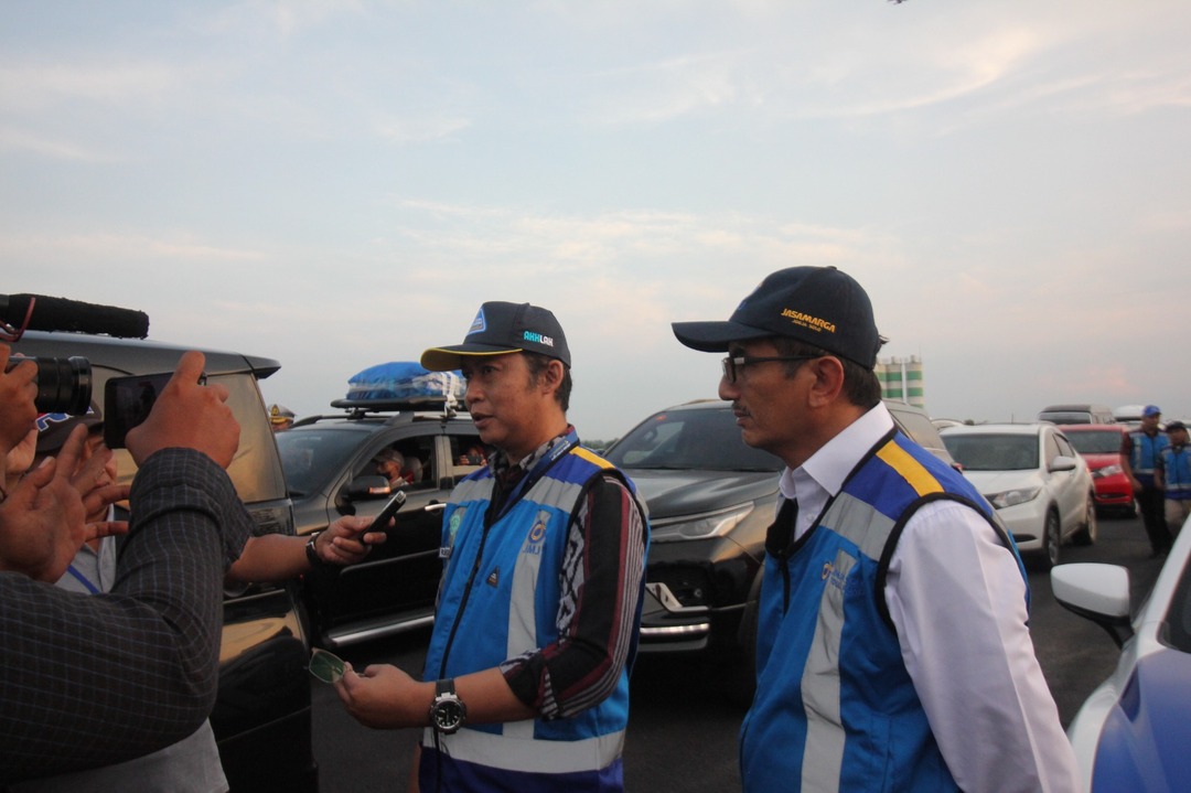 Direktur Utama PT JMJ didampingi Direktur Keuangan memberikan keterangan kepada awak media terkait persipan Kick Off Fungsional Lebaran 2024