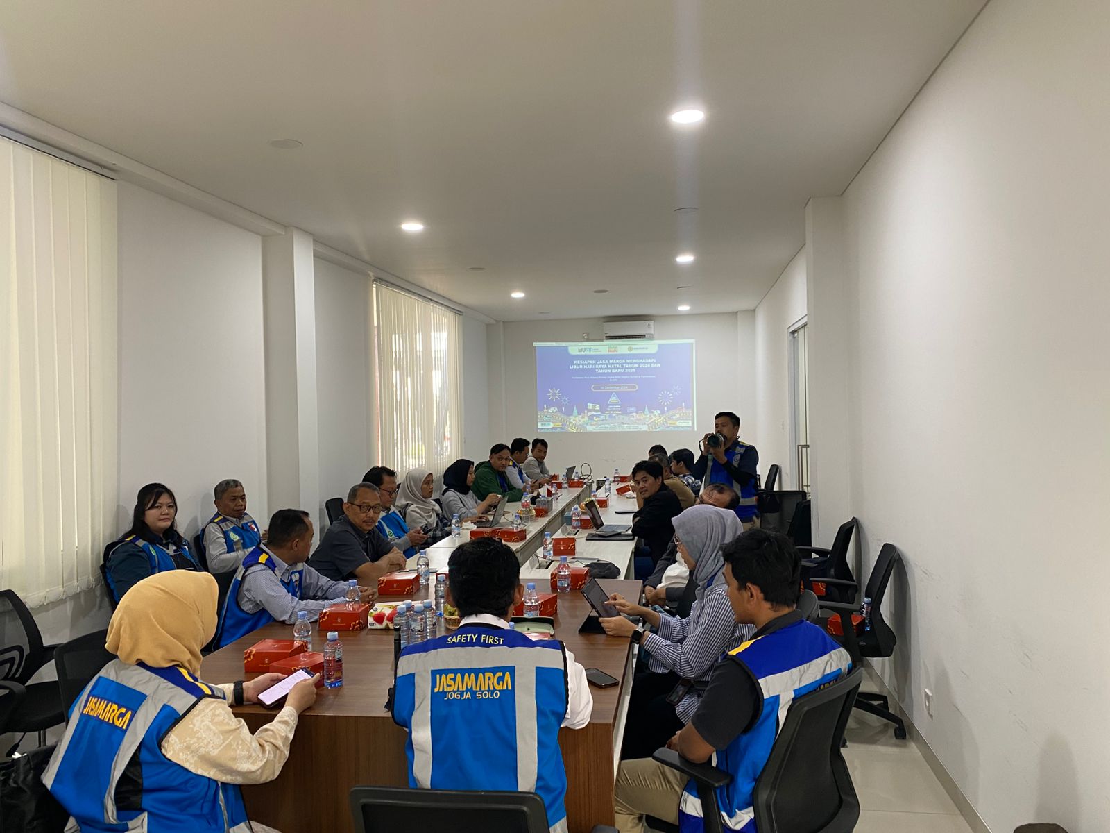 Direktur utama PT Jasamarga Jogja Solo melakukan paparan kepada KoL dan tim Corcom terkait kesiapan jalur fungsional Klaten - Prambanan